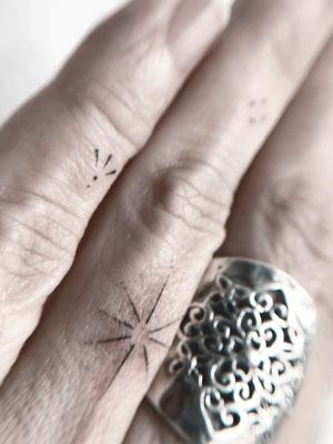 Tatuaje linea fina en mano