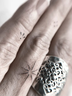 tatuaje de línea fina en Bilbao