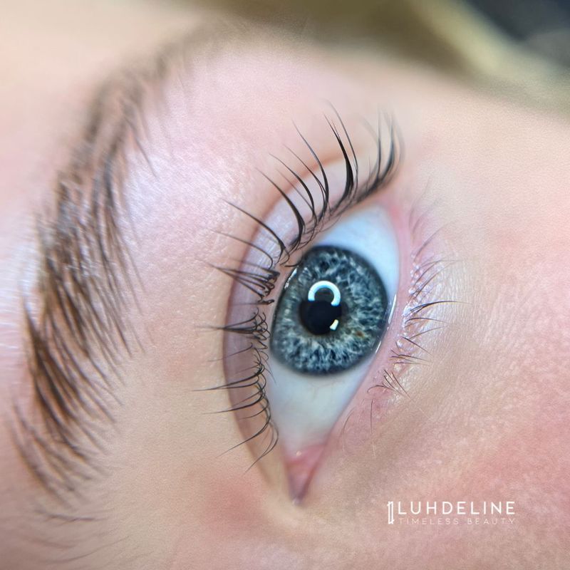 Mirada con tinte de cejas y pestañas